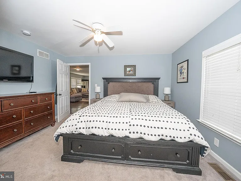 586 Summit St — Photo 21