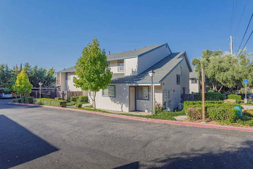 2 bed, 1.5 bath, 890 sqft, $1,845 — Photo 1