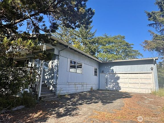 3rd image of 830 Magellan Avenue NE