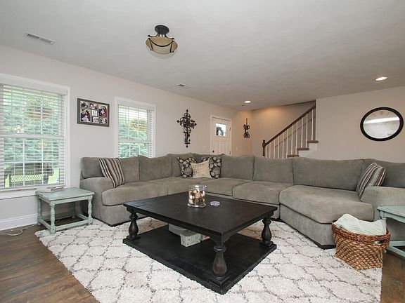 3rd image of 702 Bradford Cir