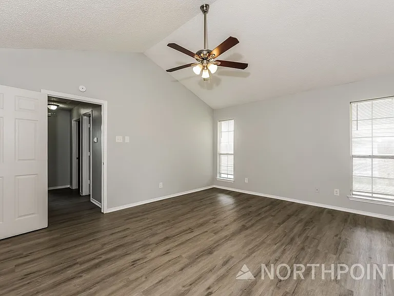 404 Derby Ln — Photo 9