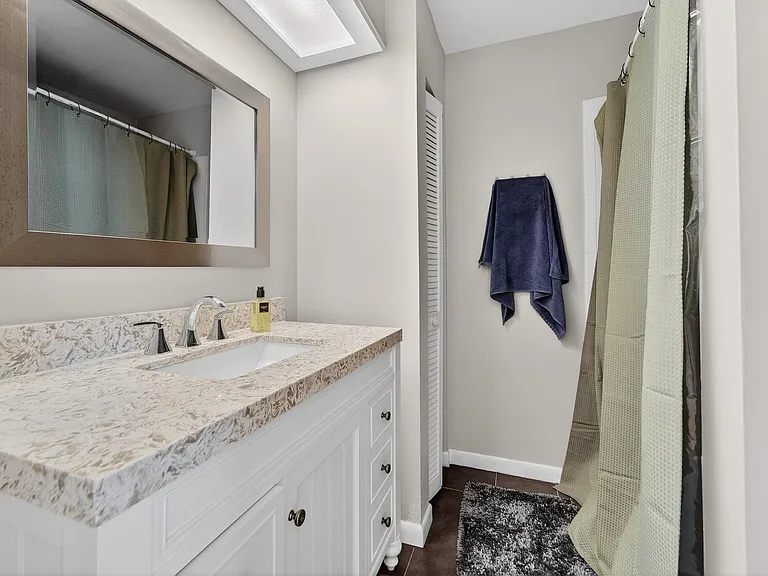 141 E Riverside Dr #10D — Photo 21