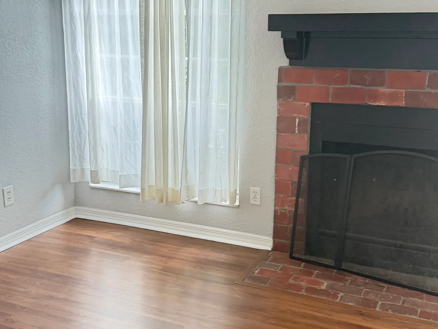 3 bed, 1365 sqft, $1,975 — Photo 3