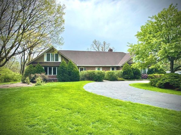 951 Hillcrest Rd, Elgin, IL 60123
