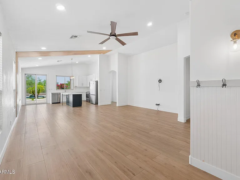 4349 E Smokehouse Trl — Photo 2