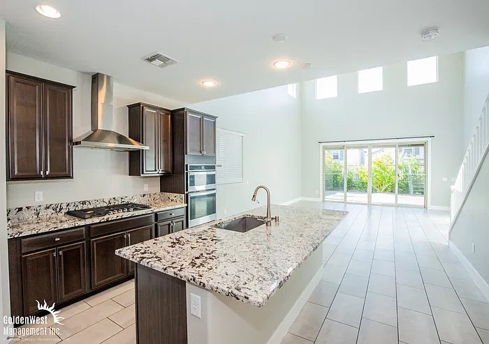 4 bed, 3.5 bath, 2610 sqft, $2,800 — Photo 2