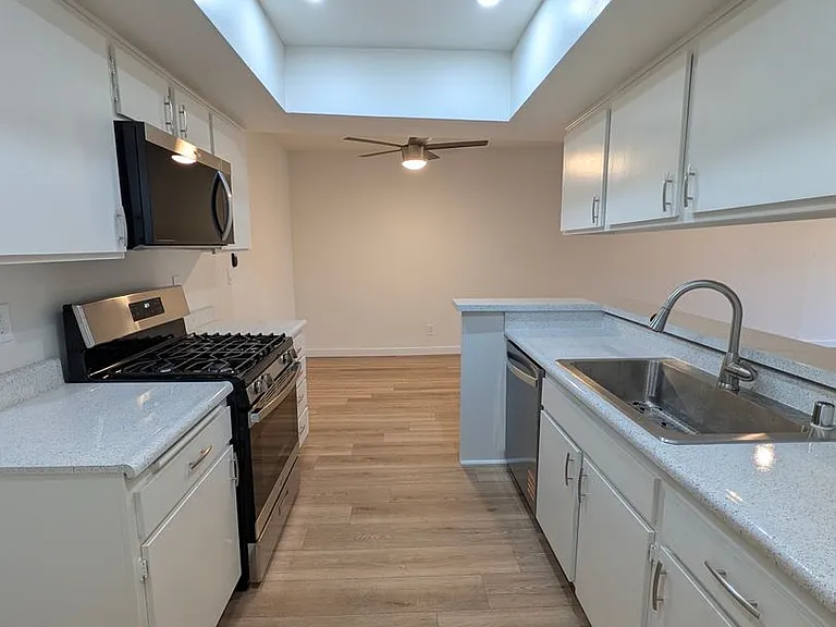Chateau Lamont Apartments — Photo 7