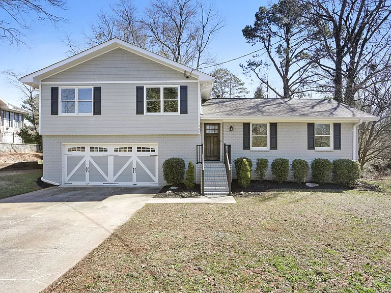 220 Mansell Cir — Photo 2