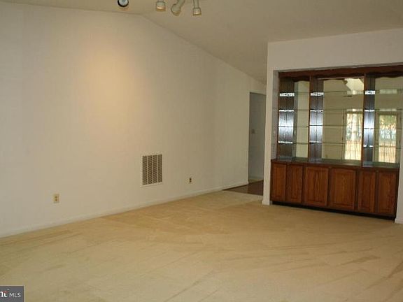 4th image of 5504 Southport Ln