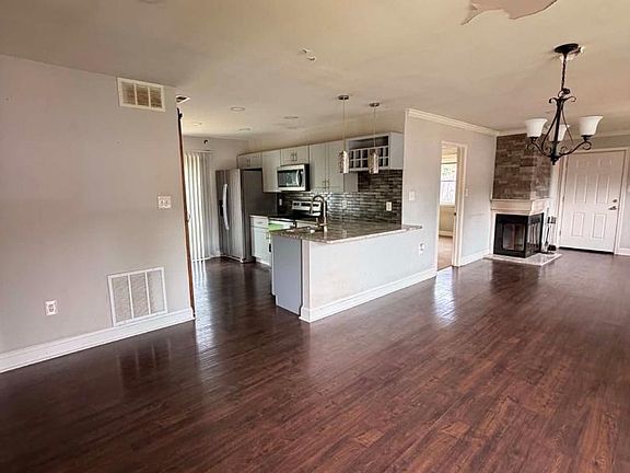 4th image of 14 Bach Dr