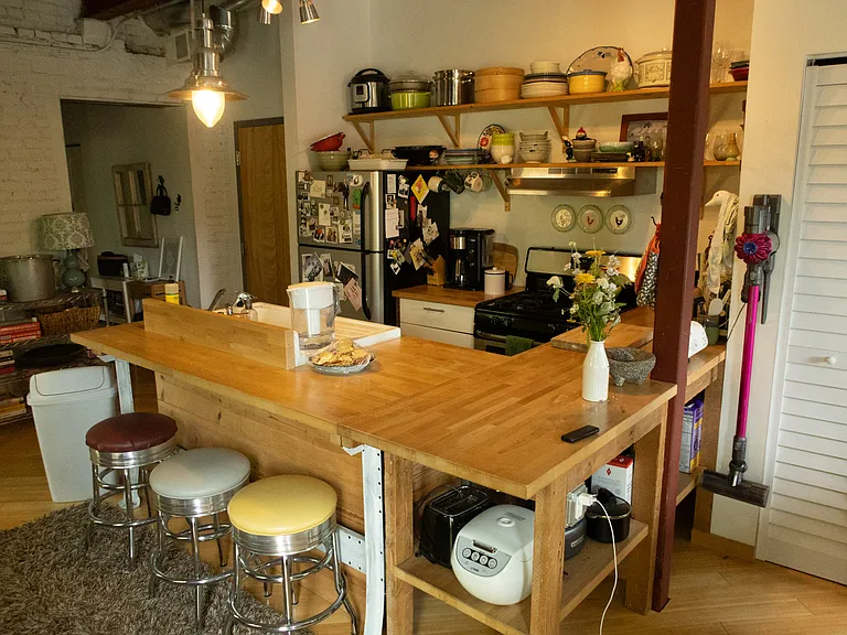 1430 W 29th St #6 — Photo 1