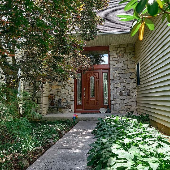 1st image of 905 Pebble Ln