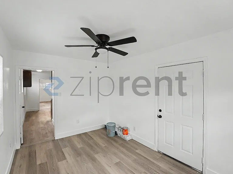 515 E 55th St — Photo 11