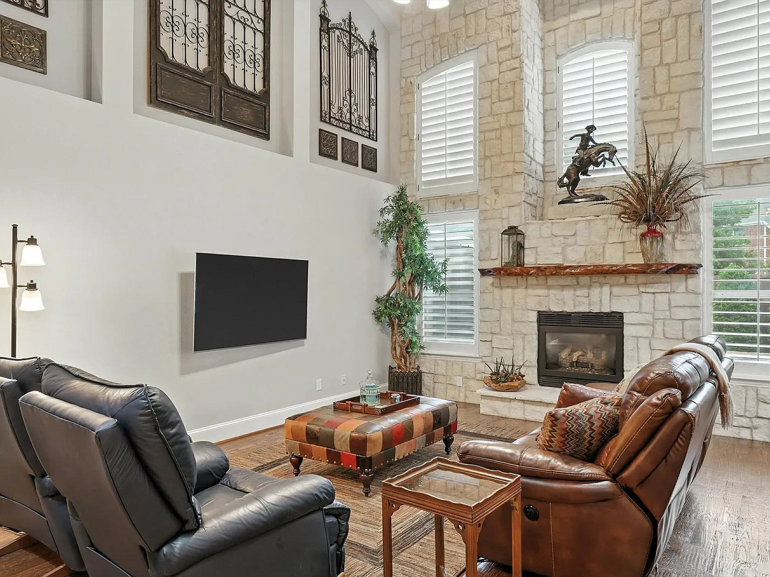 4 bed, 2.5 bath, 2631 sqft, $10,750 — Photo 2