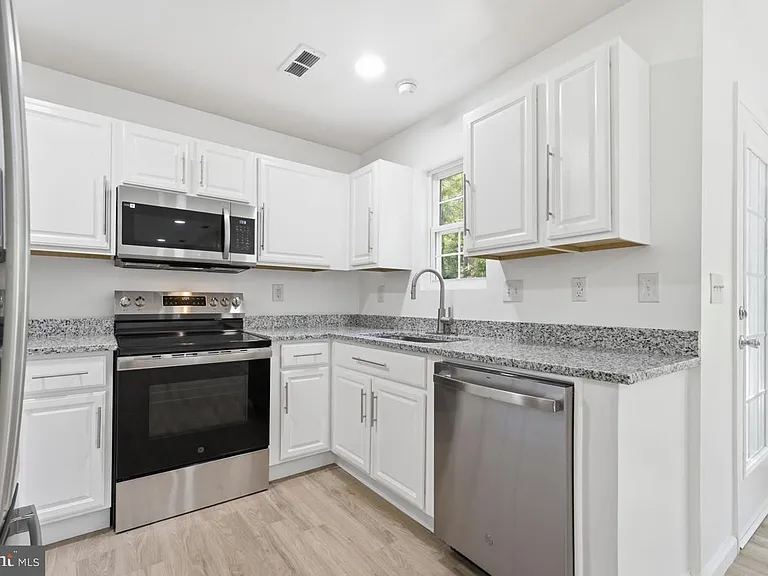 104 Hazel Dr — Photo 10