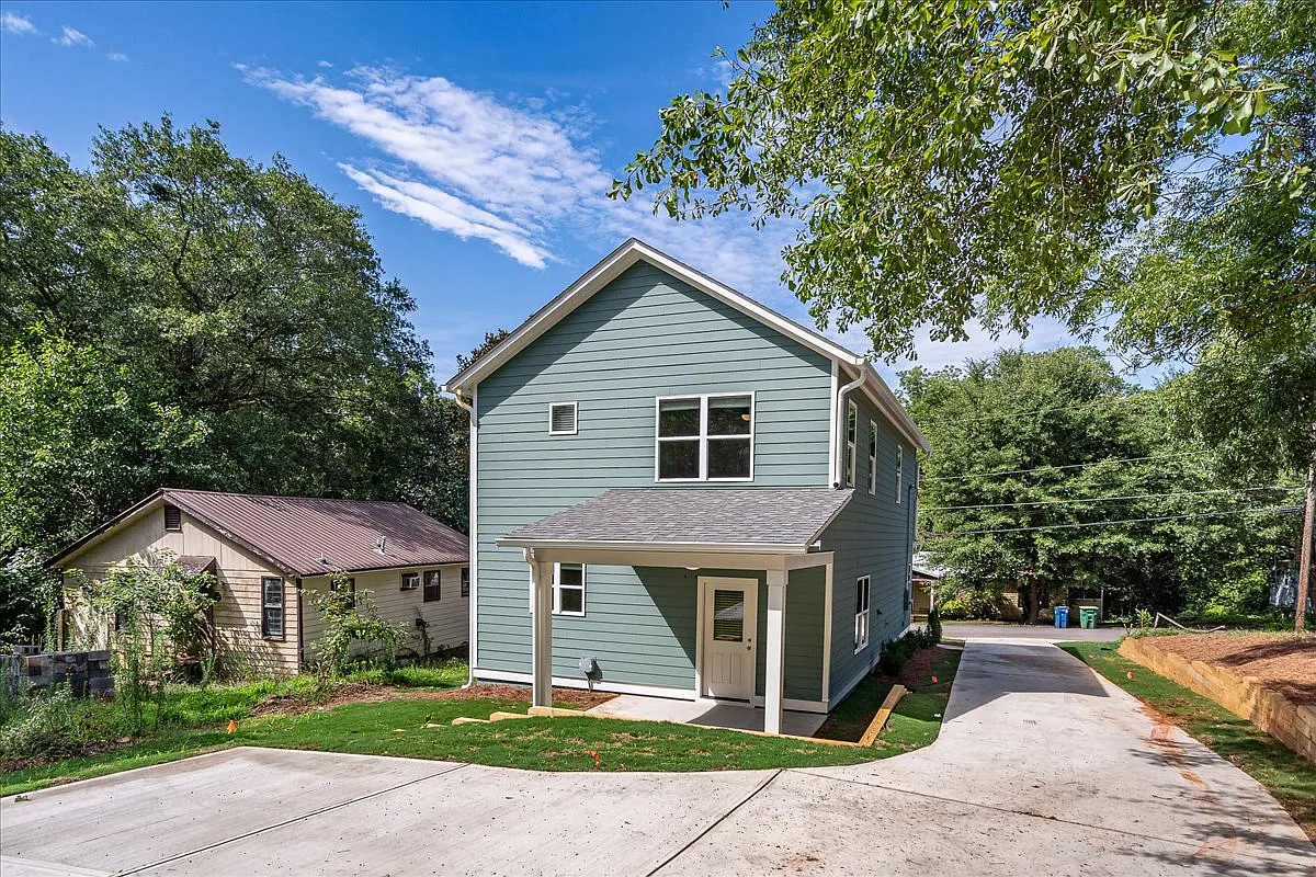 5 bed, 2438 sqft, $3,366 — Photo 3