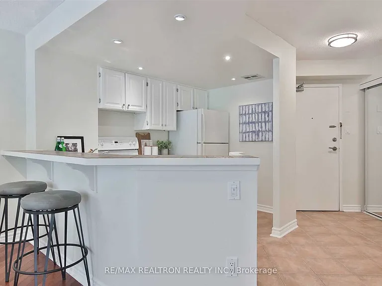 77 Maitland Pl #326 — Photo 16