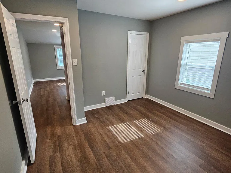 647 Roberts Ave — Photo 11