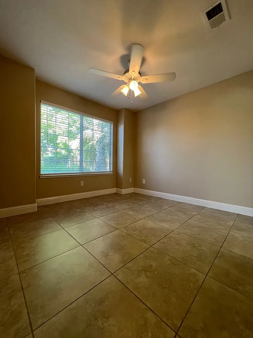 Beautiful 2 Story Home in The Seasons - SW- $2,400 + $2,400 Deposit — Photo 3