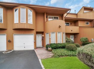 10 Kristin Ln, Hauppauge, NY 11788