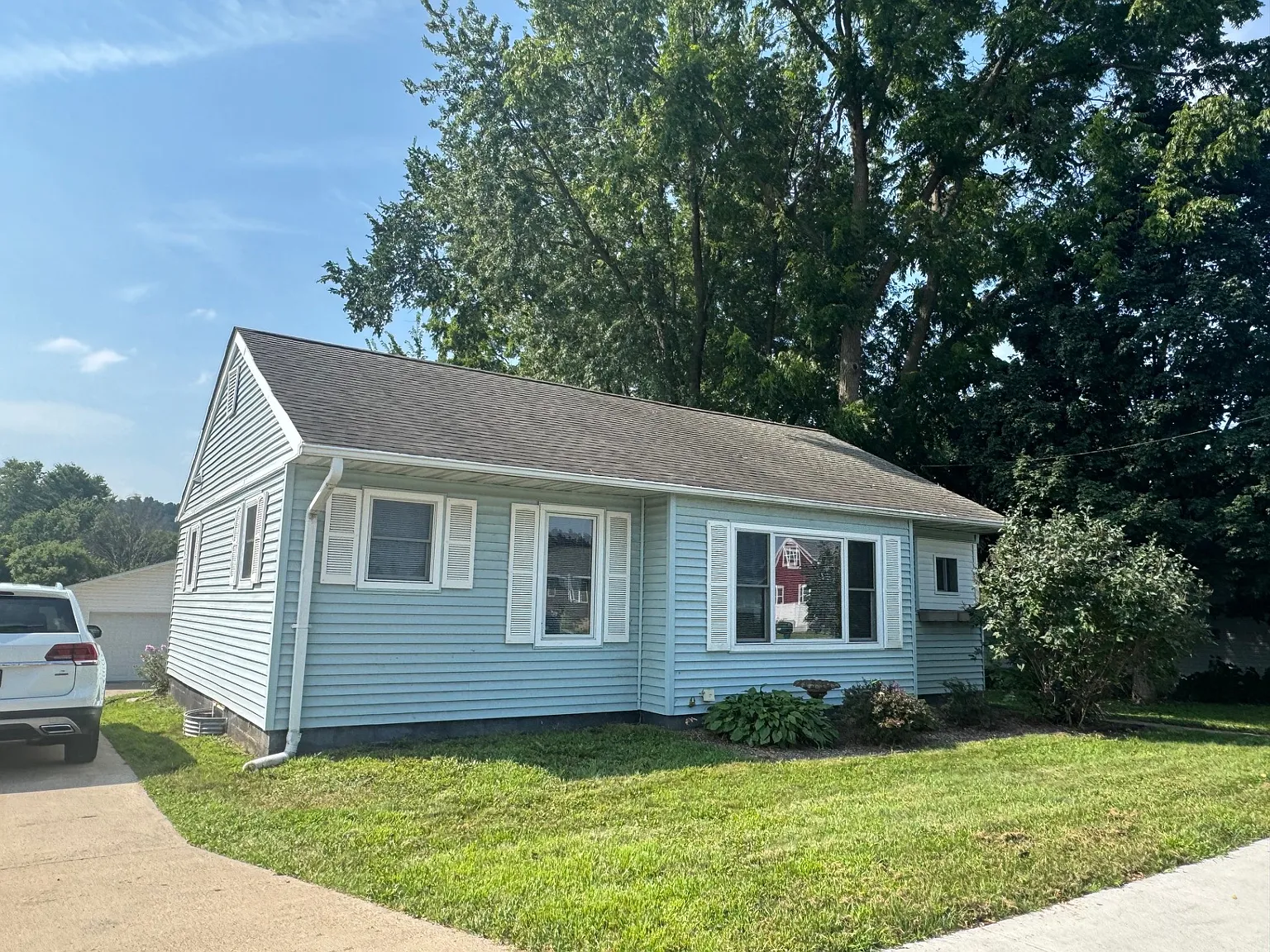 3 bed, 1000 sqft, $1,600 — Photo 1
