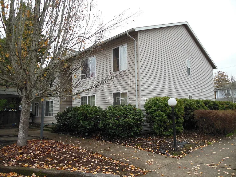 355 SE Lilly Ave #B — Photo 1