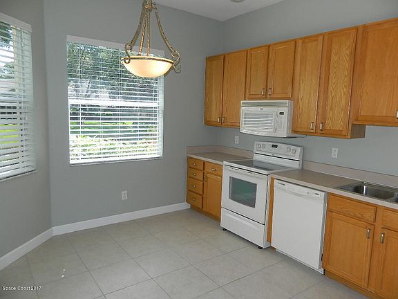 5th image of 2650 Village Ln