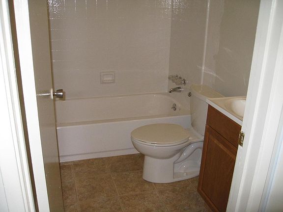 4th image of 1052 Roewill Dr APT 3