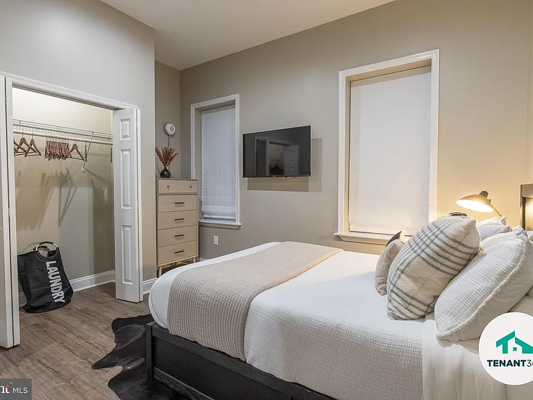 3221 Noble St #4 — Photo 8