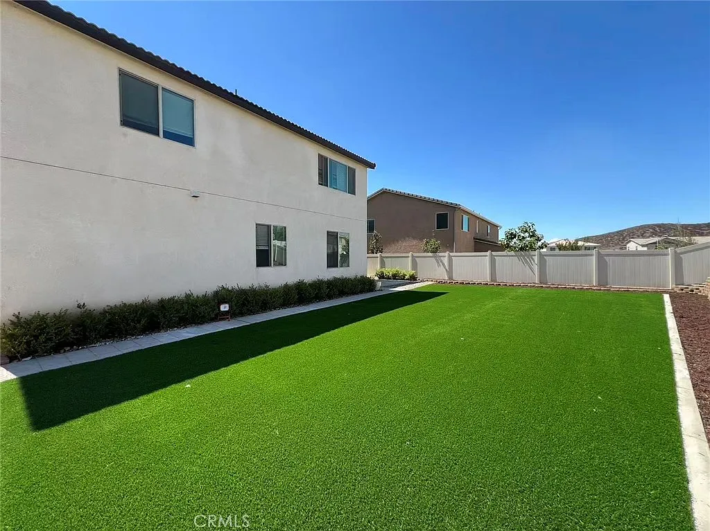 4 bed, 2.5 bath, 2792 sqft, $3,300 — Photo 3