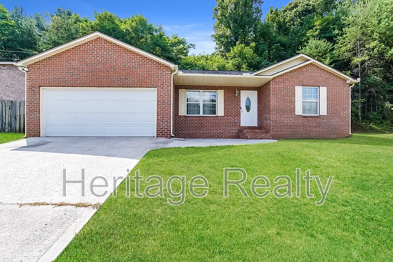 3 bed, 2.0 bath, 1328 sqft, $2,000 — Photo 2