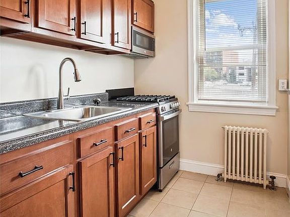 5th image of 2040 N Vermont St Unit 205