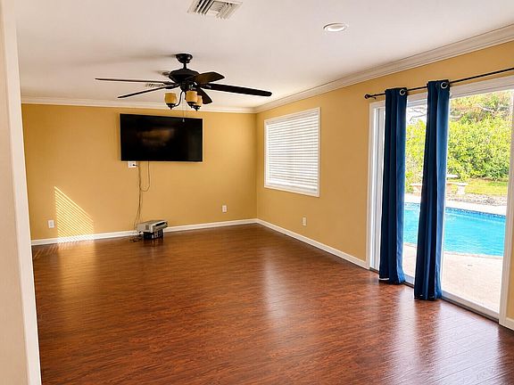 4th image of 340 SW Paar Drive