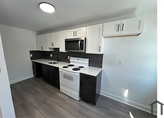 363 W 22nd St — Photo 2