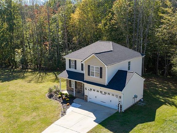 3rd image of 152 Tree Top Ln
