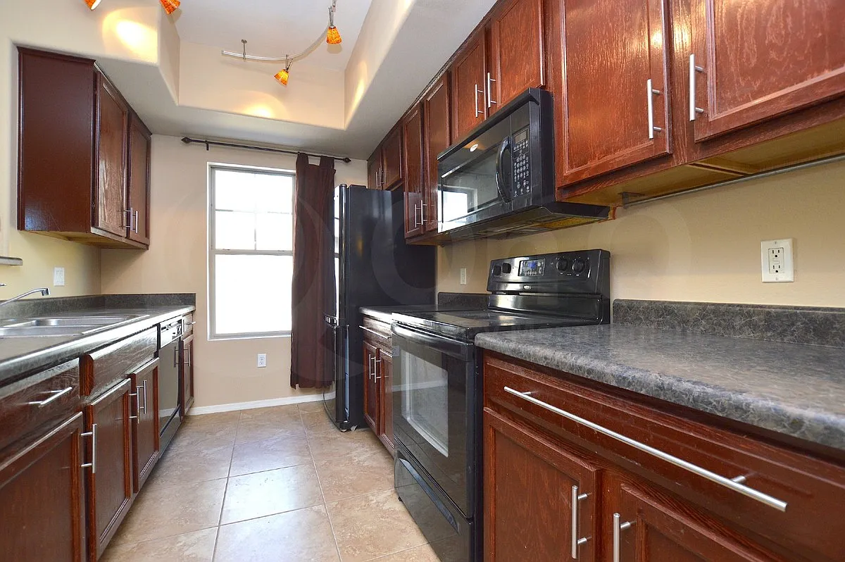 2 bed, 2.5 bath, 1105 sqft, $1,749 — Photo 2
