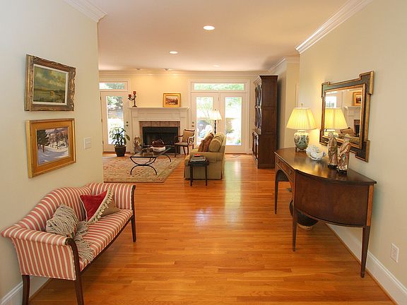 4th image of 1811 N Lakeshore Dr