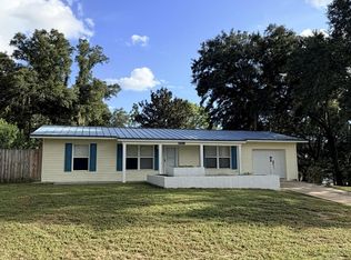 1995 Ambassador Ct, Chipley, FL 32428
