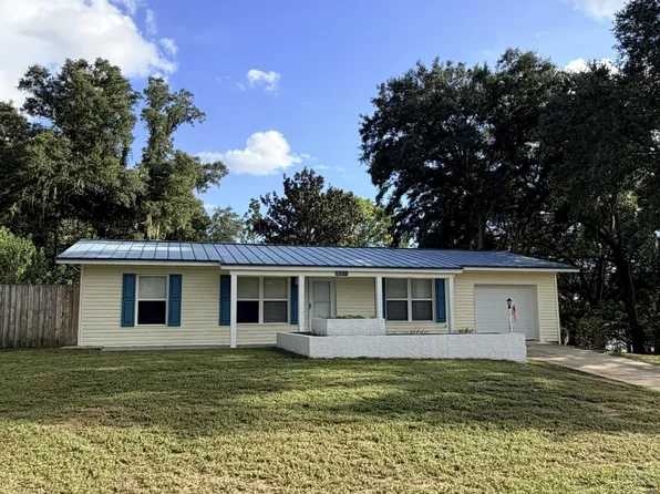 1995 Ambassador Ct, Chipley, FL 32428
