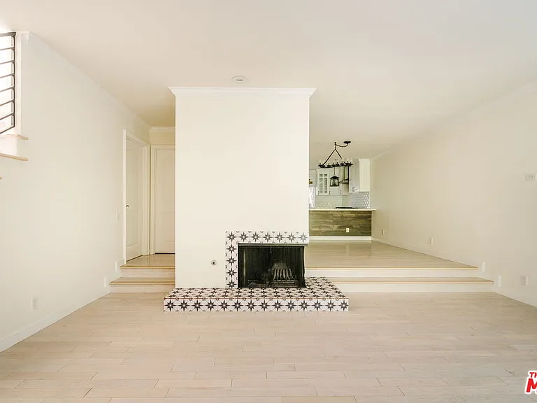 141 N Clark Dr #2 — Photo 2