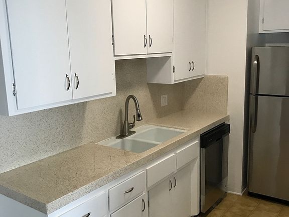 3rd image of 1401 Manhattan Beach Blvd APT A