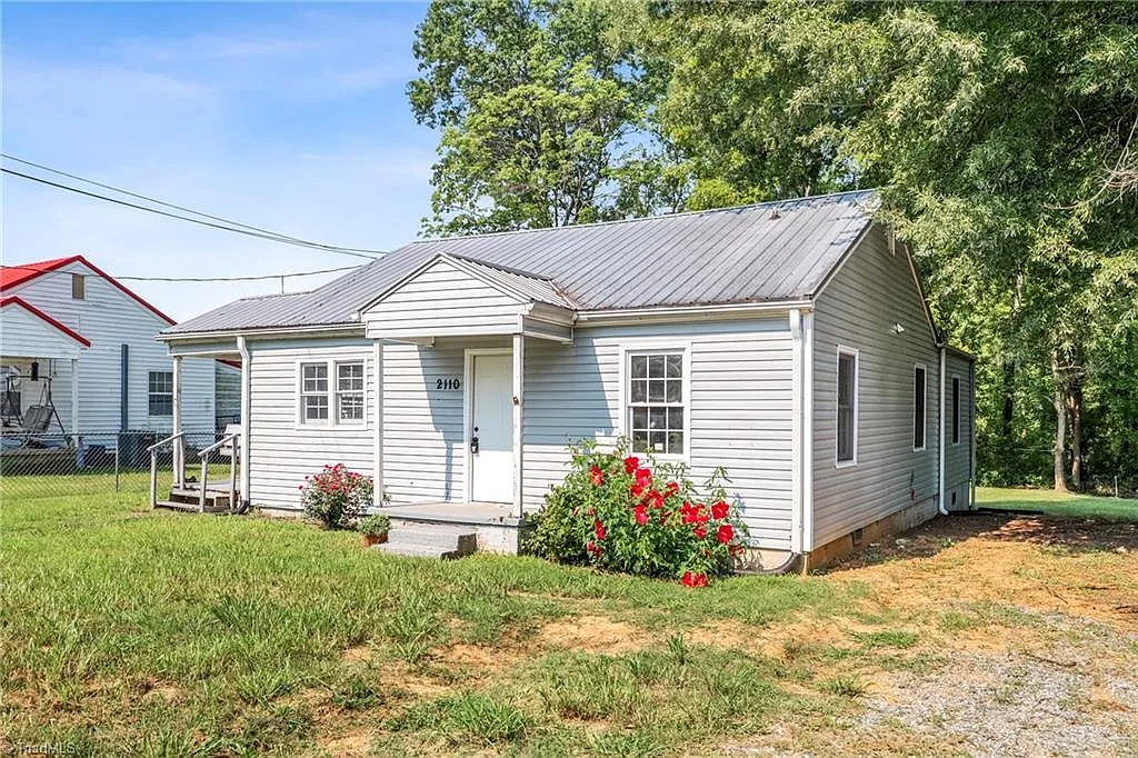 2 bed, 1.0 bath, $1,100 — Photo 2