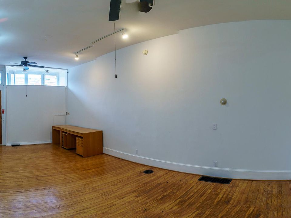 Main room.can serve as living space.