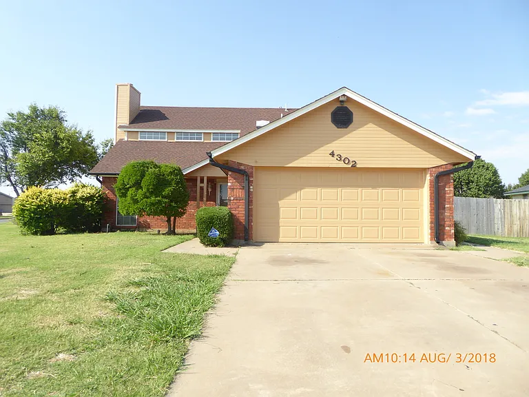 4302 SW Parkridge Blvd — Photo 1