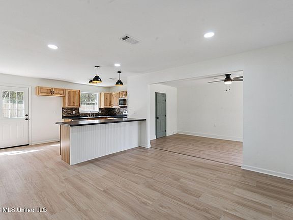 4th image of 2217 Briargate Dr