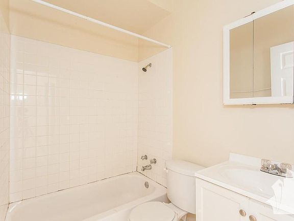 2nd image of 627 W Oakdale Ave #Four