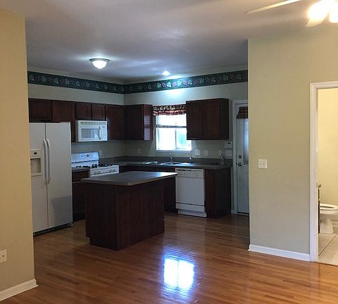 4th image of 19365 Lexington St