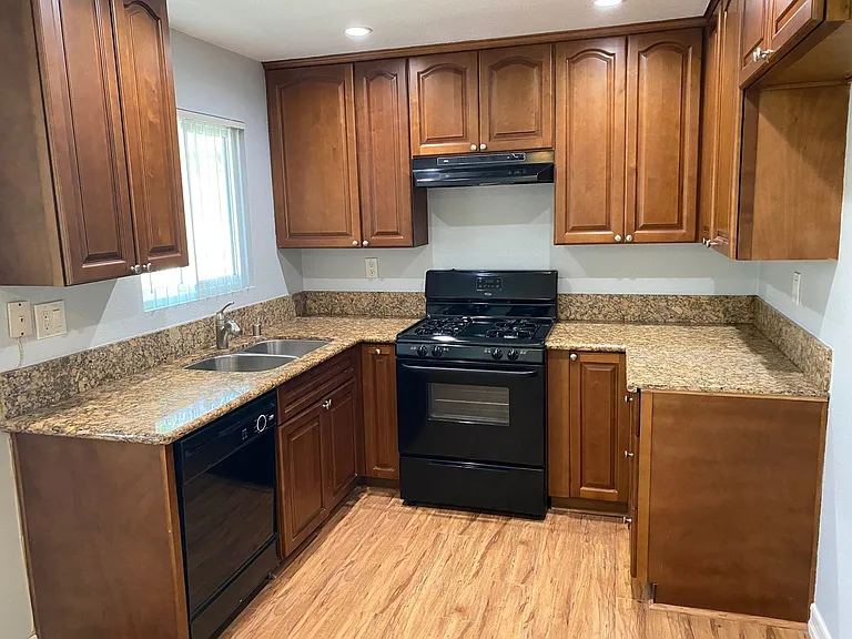 9721 Graham Street — Photo 10