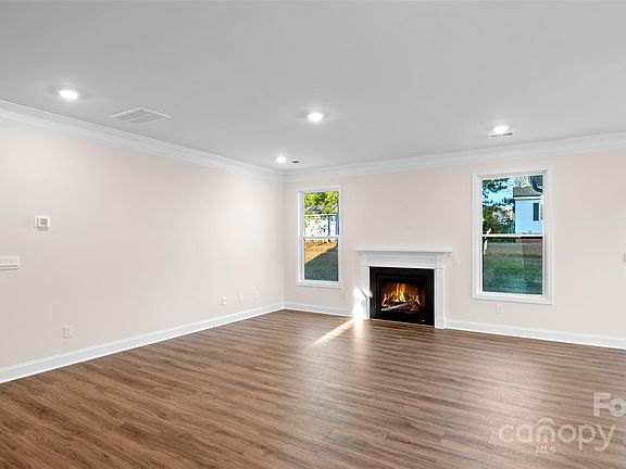5th image of 76 Silverthorne Ct