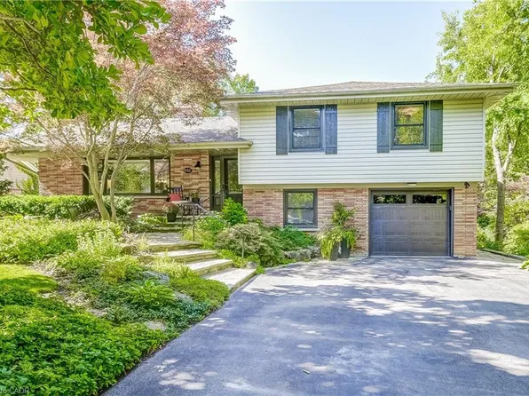 692 Courtland Pl, Burlington, ON L7R 2M6